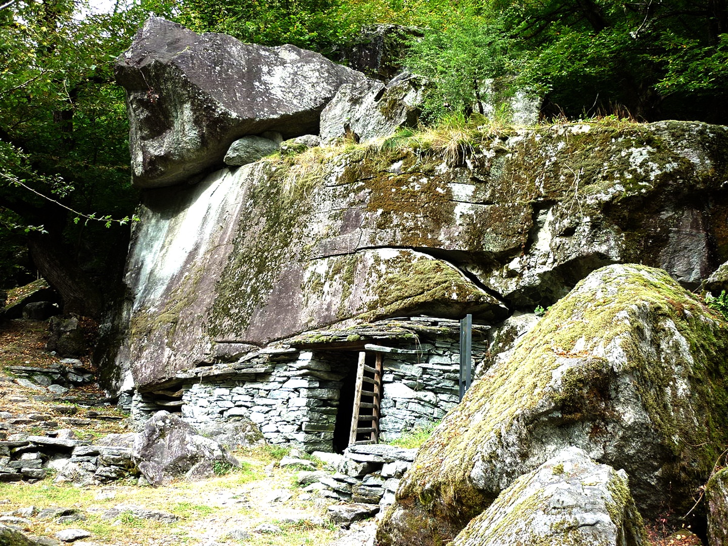 Tessin.ch: Höhlenwohnungen unter riesigen Felsplatten in 6690 Sabbione 